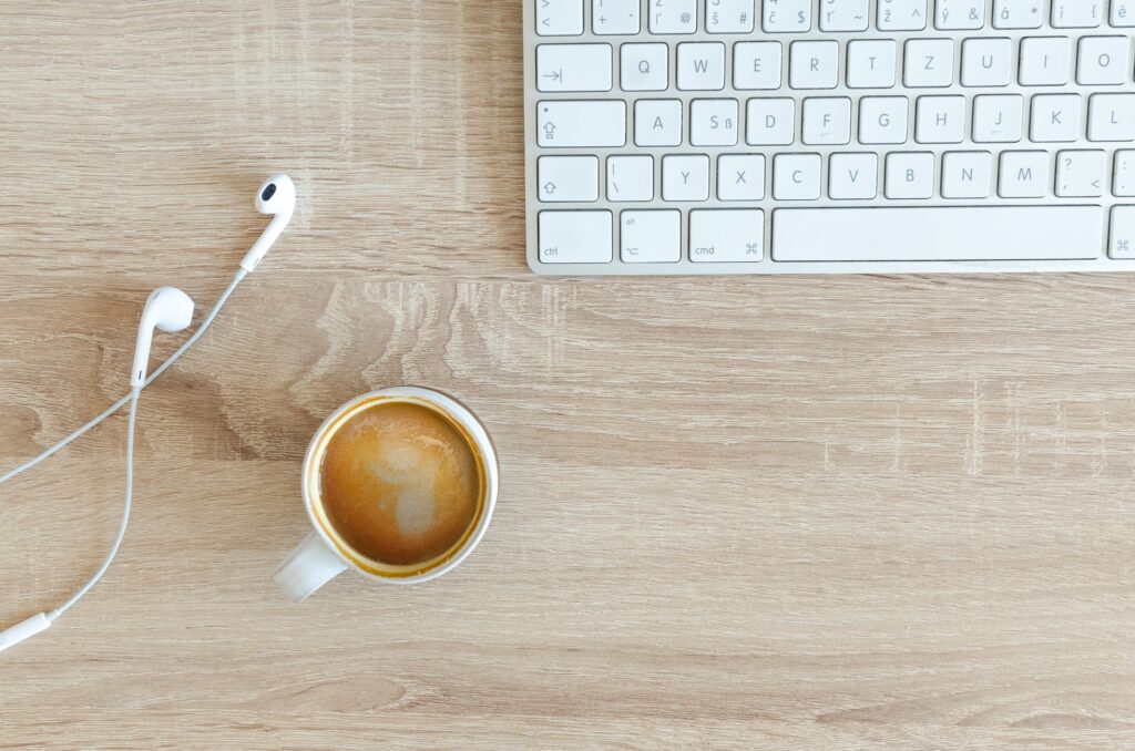 tasse de café et ordinateur